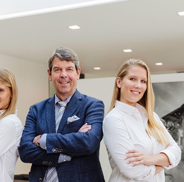 Ralf Mocken, geschäftsführender Gesellschafter von Sanders Tiefbau und seine Töchter Celina (l.) und Alissa (r.), Mitgesellschafterinnen
