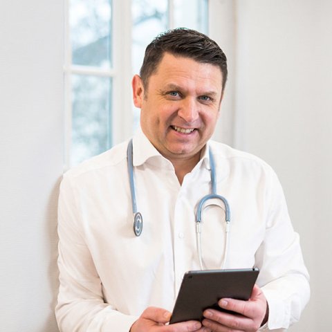 Dr. Csaba Losonc ist Gründer und Leiter des medizinischen Versorgungszentrums MEDICUM Rhein-Ahr-Eifel in Bad Neuenahr Ahrweiler. Als Orthopäde und Sportmediziner setzt er bei Arthrose auf Prävention und den frühzeitigen Einsatz moderner, regenerativer Therapien und gezielter Check-Ups, um operative Eingriffe möglichst zu vermeiden.
