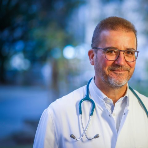 Prof. Dr. med. Dominik Schneider ist Professor für Interdisziplinäre Kinderund Jugendmedizin an der Universität Witten/Herdecke und Direktor der Klinik für Kinder- und Jugendmedizin am Klinikum Dortmund.